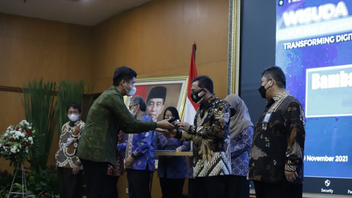 Ketua BPK RI Agung Firman Sampurna didampingi Kepala BPKP RI M. Yusuf Ateh menyerahkan sertifikat CGCAE kepada Inspektur Kab. Padang Pariaman Hendra Aswara di BPKP Pusat, baru-baru ini