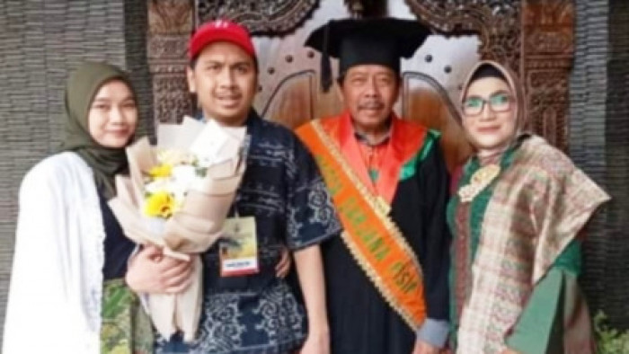 H Wiztian Yutri bersama istri dan anak tercinta Hasnah Cendra Dewi. (Foto SF)
