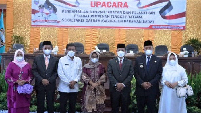 
Kepada Pj Sekda Ihsad, lanjut Hamsuardi hanya ucapan terima kasih atas dedikasi selama ini untuk Pasbar. Ia juga berharap agar bantuan dan dukungan tetap diberikan kepada Pasbar.