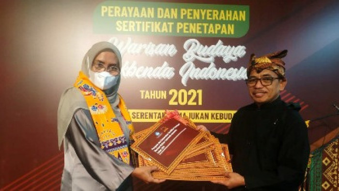 Kepala Dinas Kebudayaan Pro¬vinsi Sumbar Gemala Ranti dan Kepala Bidang Warisan Budaya dan Bahasa Minangkabau Apri¬mas bersama 15 sertifikat penetapan WBTb dari Sumatera Barat Foto Dok Disbud