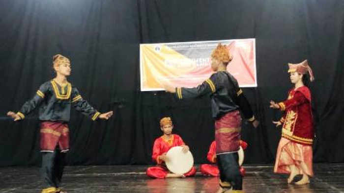 Sanggar Seni Sikambang Manih Padang Panjang mendokumentasikan secara audio-visual tari adok Kenagarian Paninggahan, Kabupaten Solok