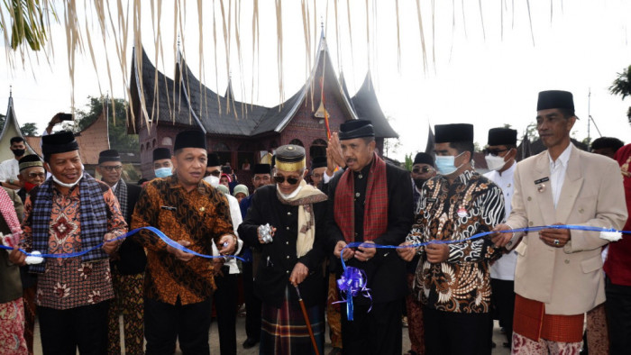Bupati Agam diwakili Asisten Administrasi Umum Junaidi membuka Festival Seni dan Budaya Alek Nagari Koto Gadang, Ampek Koto, Agam, Kamis (13/1/2022).