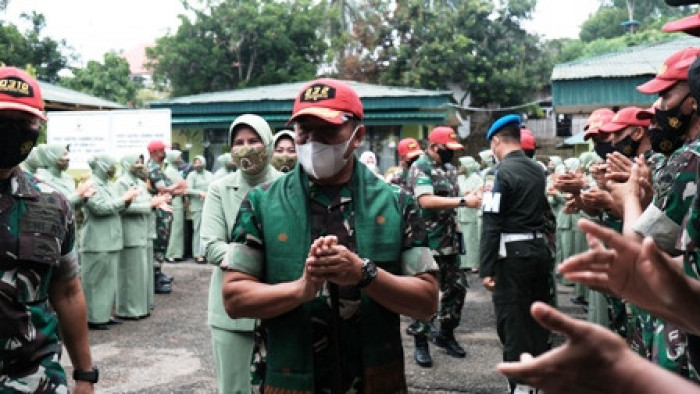 Danrem 032/Wbr  Brigjen TNI Purmanto sampaikan tiga hal untuk prajurit dan keluarga yaitu profesional, jujur, dan produktif saat melakukan kunjungan kerja ke Kodim 0310/SSD, Rabu (19/1/2021).