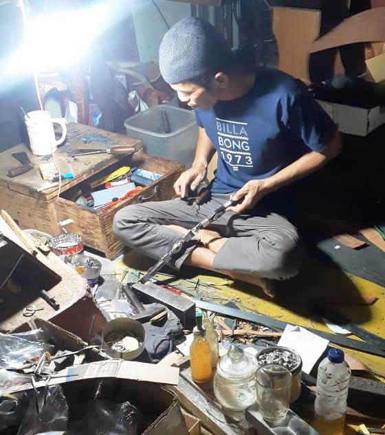 Muhammad Ikhwanto, pengrajin kalung dan aksesoris anjing peburu di Nagari Sianok Anam Suku, Kecamatan IV Koto, Agam. foto nasrul azwar