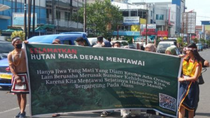 Masyarakat dan anak muda Mentawai tergabung dalam Koalisi Sikerei dan Penyelamatan Hutan Mentawai menggelar aksi damai Plaza Andalas Padang, Kamis (3/2/2022). Foto SSC