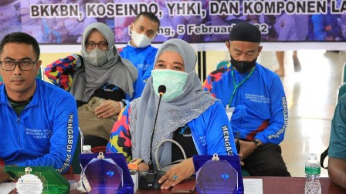 Kepala Perwakilan BKKBN Provinsi Sumatera Barat, Fatmawati, ST, M.Eng mengikuti virtual meeting pembukaan Pengabdian Masyarakat secara Serentak se-Indonesia. Foto Dok