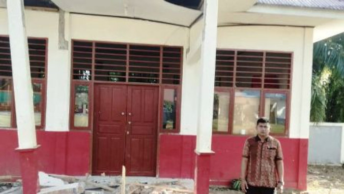 A School building collapsed after being shaken by the earthquake at West Pasaman. ( Special Photo )