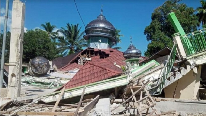 Salah satu bangunan masjid yang roboh terdampak gempa di Pasaman Barat. (Foto: MPI/Rus Akbar)