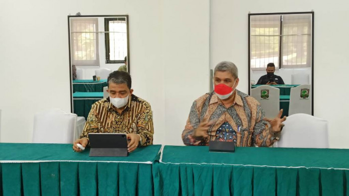 Rektor Unand, Yuliandri, bersama Wakil Rektor III, Insannul Kamil.