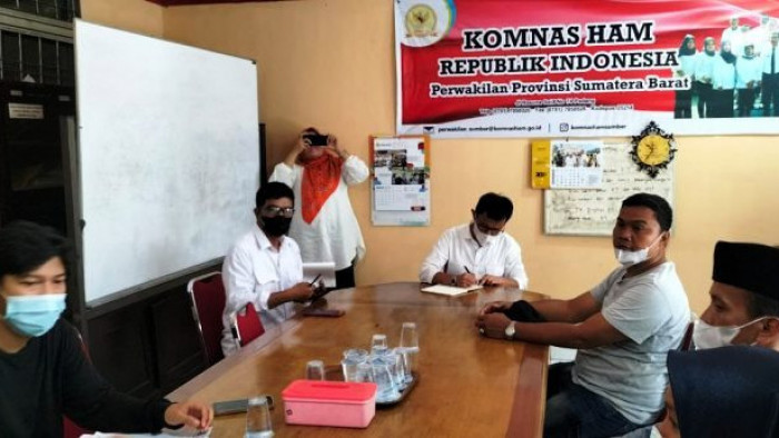 Pihak keluarga didampingi Lembaga Bantuan Hukum (LBH) Padang, mendatangi Kantor Komnas HAM Provinsi Sumatra Barat pada Senin (14/3/2022). Kasus meninggalnya Ganti Akmak diduga sebagai pelanggaran HAM yakni ekstra judicial killing atau pembunuhan di luar proses hukum yang dilakukan oleh aparat negara.