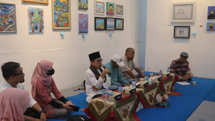 Diskusi seni rupa di Geleri Taman Budaya Sumatra Barat Jumat (18/3/2022) yang diberi pengantar Kepala Dinas Kebudayaan Sumatra Barat. Diskusi ini rangkaian pameran seni rupa 