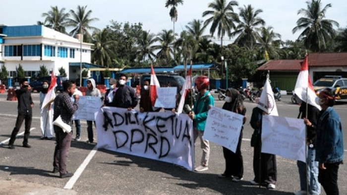 Aliansi Mahasiswa Sijunjung (AMS) lakukan aksi menuntut pemeriksaan dugaan Ketua DPRD Sijunjung