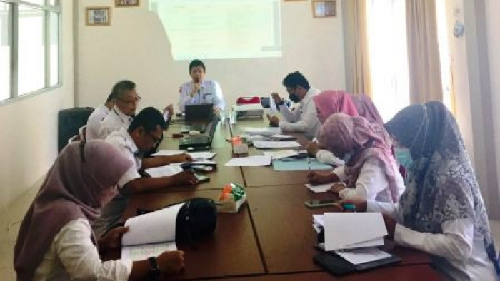 Inspektur Hendra Aswara Buka Korsupgah MCP
Parik Malintang, sumbarsatu.com—Inspektur Kabupaten Padang Pariaman Hendra Aswara membuka rapat koordinasi dan supervisi pencegahan korupsi (Korsupgah) Monitoring Center for Prevention (MCP) Komisi Pemberantasan Korupsi Republik Indonesia. 
Rapat koordinasi dihadiri oleh sejumlah Kepala Perangkat Daerah dan ASN seluruh instansi yang terkait dengan area intervensi MCP KPK bertempat di Ruang rapat Inspektorat, Parit Malintang, Rabu (13/4/2022).
Ia mengimbau agar perangkat daerah memperkuat integritas Aparatur Sipil Negara (ASN) dalam program pencegahan korupsi.
“Pencegahan korupsi merupakan tanggung jawab bersama untuk tercapainya reformasi birokrasi dalam mewujudkan good dan clean government,” ujar Hendra Aswara mengawali sambutannya.
Hendra mengharapkan keseriusan kepala perangkat daerah dalam mendukung salah satu program strategi nasional pencegahan korupsi (Stranas-PK) Tahun 2022 yaitu Tata Kelola Pemerintahan dimana program tersebut memiliki 8 (delapan) area intervensi, masing-masing area intervensi memiliki indikator dan sub indikator. Delapan area intervensi MCP KPK, yaitu Perencanaan dan penganggaran APBD; Pengadaan barang dan jasa; Perizinan; Pengawasan APIP; Manajemen ASN; Optimalisasi Pajak daerah; Manajemen aset daerah dan Tata kelola keuangan desa.
Mantan Kadis Sosial itu mengapresiasi atas kinerja kepala perangkat daerah, tim MCP KPK serta seluruh unsur yang terlibat dalam pencapaian Korsupgah Tahun 2021 sehingga Pemerintah Kabupaten Padang Pariaman meraih nilai 76,33.

Di tahun 2022 ini, ujar Hendra, Pemerintah Kabupaten Padang Pariaman optimis dapat memenuhi 8 area intervensi MCP KPK sesuai target dan mencapai nilai yang lebih baik lagi.
“Bapak Bupati, Wakil Bupati dan Sekretaris Daerah mengawasi pemcapaian nilai MCP di Tahun 2022 ini. Kita ingin lebih baik lagi dan meningkat diseluruh area intervensi,” kata Alumni STPDN itu mengakhiri. SSC/Rel
Inspektur Hendra Aswara membuka rapat koordinasi dan supervisi pencegahan korupsi (Korsupgah) MCP KPK RI di Ruang rapat Inspektorat, Parit Malintang, Rabu (13/4).