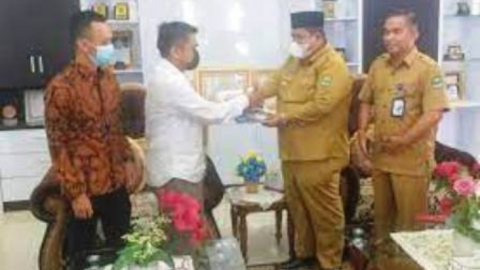 Bupati Suhatri Bur bersama Komisioner KPID Sumbar di ruang kerja Bupati Padang Pariaman. (doc)