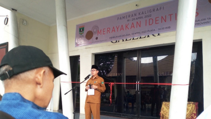 Syaifullah, Kepala Dinas Kebudayaan Sumatra Barat membuka giat pameran ini seni kaligrafi Merayakan Identitas Islam, Selasa (19/4/2022) di Taman Budaya Sumatra Barat