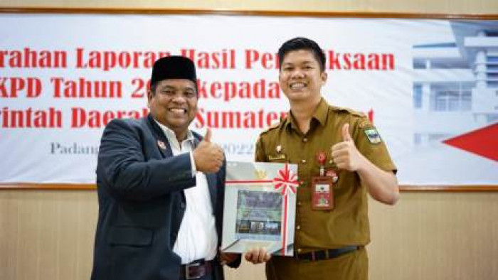 Bupati Padang Pariaman Suhatri Bur bersama Inspektur Hendra Aswara, bangga dengan diraihnya predikat Wajar Tanpa Pengecualian (WTP) untuk kesembilan kali dari Badan Pemeriksa Keuangan (BPK), Selasa (26/4)