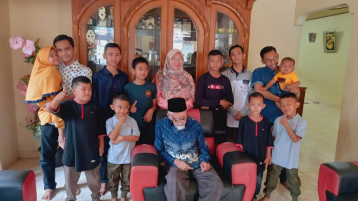 Foto ini diambil 2,5 bulan lalu ketika beliau bersama para cucunya dalam suasana Hari Raya Idul Fitri 1443 H. (foto Istimewa)