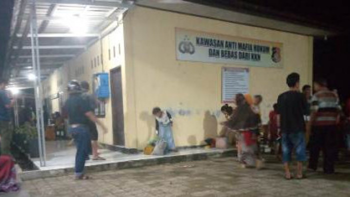 Warga berada di Mako Polres Pasaman Barat 