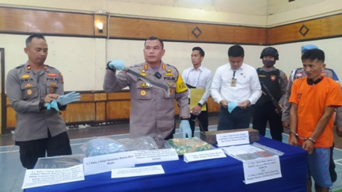 Dasril (40) dalam konferensi pers di Mapolres Sijunjung, Senin (5/9/2022). Dasril membunuh istrinya, MYS (27), pada Sabtu (3/9/2022) dini hari di rumahnya di Jorong Simaru, Nagari Tamparungo, Kecamatan Sumpur Kudus