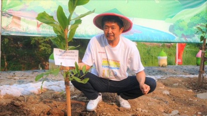 Shinji Teraoka Presiden Direktur PT Sharp Electronics Indonesia menanamkan bibit pohon di sepanjang area sungai citarum 