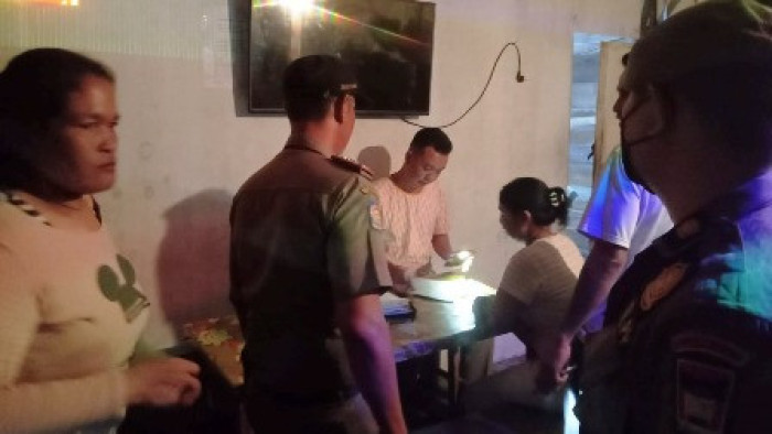 Petugas Satpol PP Padang mendata perempuan yang ditemukan di tempat karaoke yang tidak bisa memperlihatkan kartu identitasnya saat melakukan razia. HUMAS
