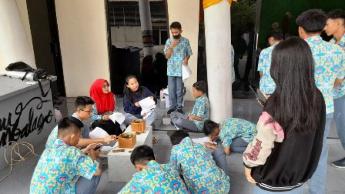 Pelajar SMA 15 Padang dan SMA Murni belajar membatik di Pekan Kebudayaan Daerah (PKD) 2022 di Taman Budaya, Rabu (5/10/2022).
