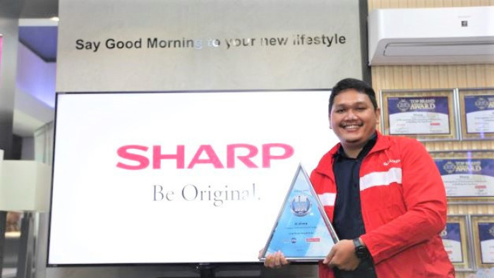 Perwakilan Sharp mengengam penghargaan digital marketing awards