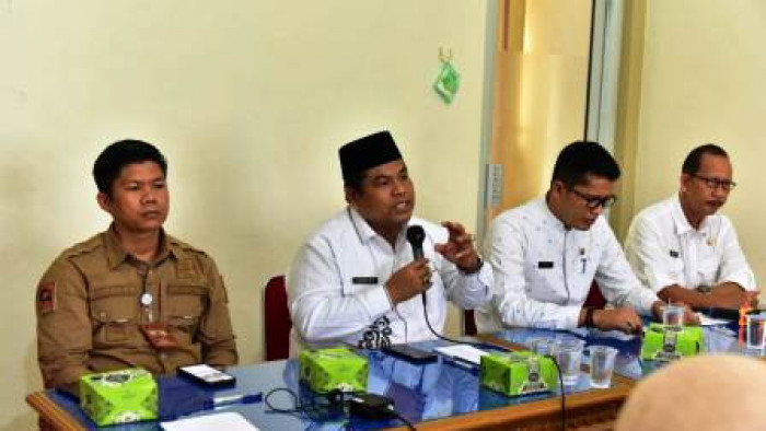 Bupati Suhatri Bur didampingi Sekda Rudy Rilis dan Inspektur Hendra Aswara memberikan ekspos pada Workshop Overview Kebijakan Daerah dalam Pengawasan di Kantor Inspektorat, Jumat (10/12)