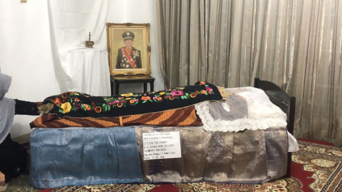Jenazah almarhum Letjen TNI (Purn) Ir. H. Azwar Anas Datuak Rajo Sulaiman disemayamkan di rumah duka