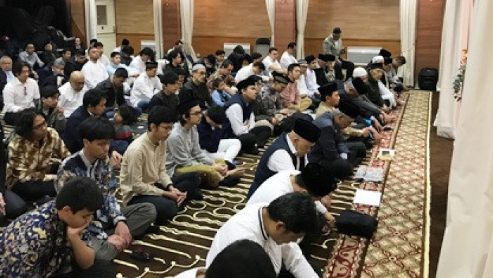 Ratusan warga Indinesia yang berada di Paris, Perancis menggelar salat Hari Raya Idulfitri yang jatuh 1 Syawal 1444 H pada Jumat 21 April 2023. Foto Ind