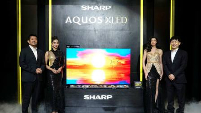 Top eksekutif Sharp Indonesia berfoto dengan product AQUOS XLED di acara peluncuran AQUOS XLED