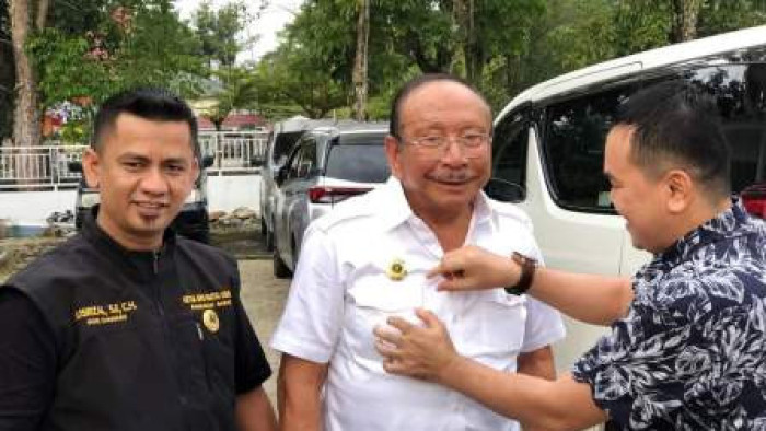 Ketua DPC Partai Ummat Pasbar Gusrizal dan Sekretaris Joinaldi Syafandi mengantarkan politisi senior  H Baharuddin R ke KPU untuk mendaftar sebagai Bacaleg DPRD Pasbar Jumat sore (11/8). (sutan junir)