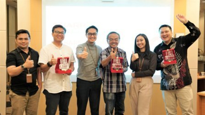 pemberian plakat kepada dewan juri Sharp writing competition