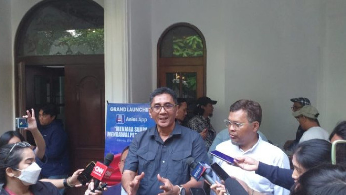 Product Manager Tim Aplikasi Anies.App, Iving A. Chevny (baju biru) usai meluncurkan aplikasi Anies.App di kawasan Jakarta Selatan. (Foto: KBA News).