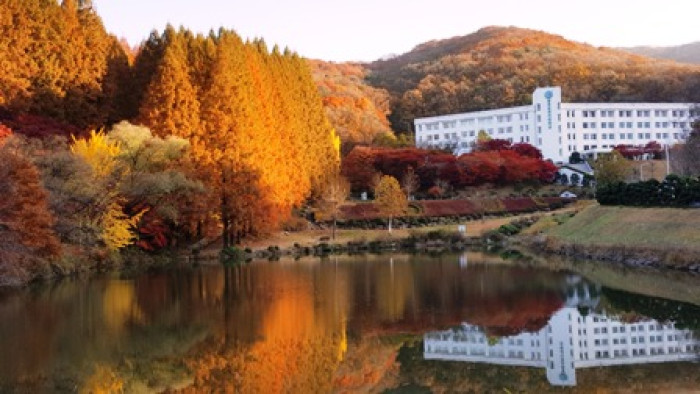 Kampus Hankuk University for Foreign Studies (HUFS) yang berada di bebukitan nan asri dan indah > foto ivan adilla