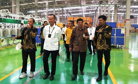 Menteri Perindustrian RI, Agus Gumiwang Kartasasmita, Dirjen ILMATE, Taufik Bawazier, dan Presiden Direktur Sharp Indonesia, Shinji Teraoka, melihat proses produksi AC
