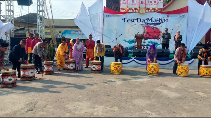 Direktur Jenderal Kebudayaan Kemdikbudristek, Irini Dewiwanti didampingi staf ahli gubernur, kepala Badan Pelestarian Kebudayaan, Kepala Dinas, kurator dan undangan lainnya menabuh tambua pertanda Festivl Danau Maninjau dan Kelok 44 dimulai. (Maswir Chaniago).
