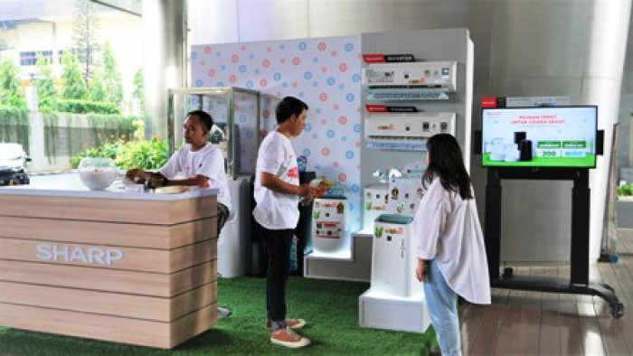 Pengunjung yang sedang bertanya mengenai produk air purifier Sharp di Booth Sharp  (1)