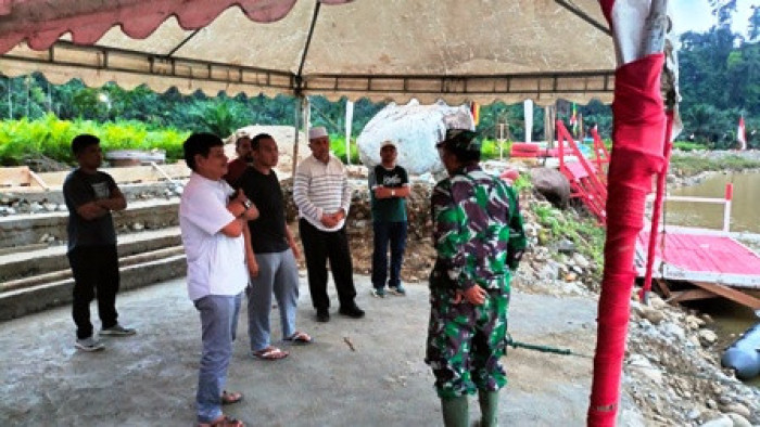Bupati H Hamsuardi didampingi Komandan Kodim 0305 Pasaman Letkol Inf Putra Negara meninjau  kesiapan lomba perahu dayung di Objek Wisata Peridon Aek Nabirong Pasaman Barat, Sabtu (23/9).
(Sutan Junir)