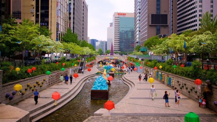 Cheonggyecheon Stream ini adalah sebuah aliran kali yang terletak di pusat kota. Lokasinya tidak jauh dari Gwanghwamun Square. Di kedua sisi sungai ini terdapat trotoar pejalan kaki yang didesain begitu cantik >foto idntimes.com