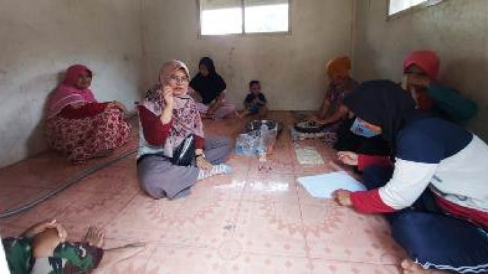 Ibu-ibu di Nagari Indudur membuat minyak kemiri dari hasil hutan.