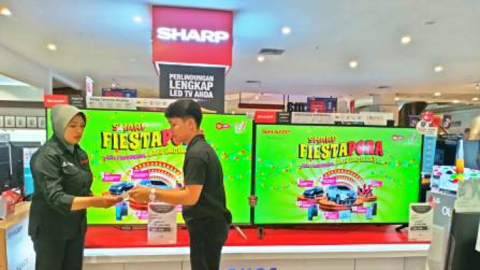 052 - FOTO 1 - Konsultan Sharp sedang menjelaskan program SHarp Fiestapora kepada konsumen