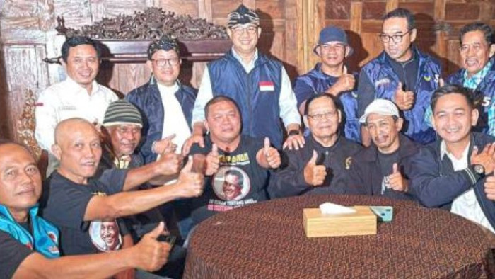 Kader Golkar sekaligus Sekretaris DPD Laskar AMAN Jawa Tengah Deseri Wijaya (duduk empat dari kanan) dengan tegas mendukung pasangan AMIN pada Pilpres 2024.