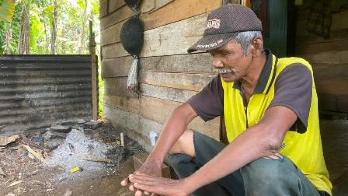 Yasril, petani yang dulu ikut berjuang merebut kembali tanah ulayat nagari, kini bisa bertahan hidup berkat dua petak kecil tanah ulayat nagari