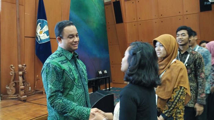 Saya jabat satu per satu. Jabat dengan erat. Saya tatap mata mereka. Bening mata kita, ada ambangan air menyerupai cermin. Tak ada banyak kata yang diucap. Hati kitalah yang saling berjawab.
