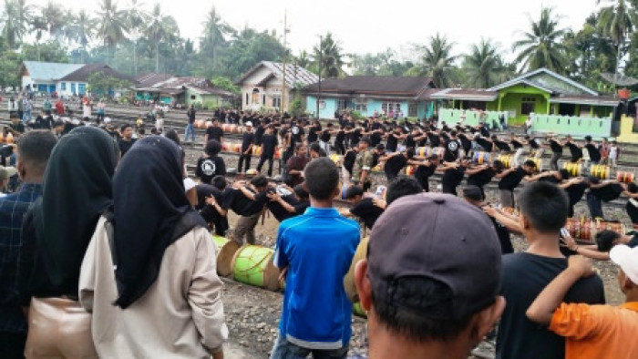 Perhelatan Galanggang Arang WTBOS 2023 yang digelar di Stasiun Kereta Api Kayu Tanam, Selasa malam 28 November 2023 berjalan meriah dan penuh riang gembira