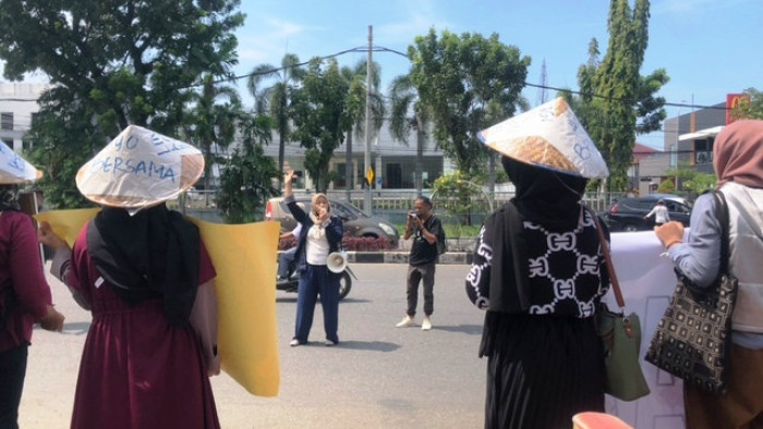JPPSB melakukan aksi di depan Pengadilan Negeri Padang. Mereka menuntut Majelis Hakim Pengadilan Negeri Padang untuk patuhi Perma No. 3 Tahun 2017 tentang Pedoman Mengadili Perkara Perempuan
Berhadapan dengan Hukum, Selasa 5 November 2023.