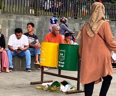Sampah di kawasan Jam Gadang Bukittinggi