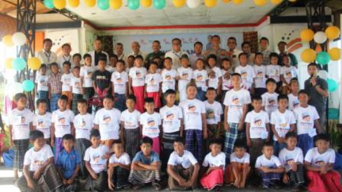 GM PT Bakrie Agri Adhyta Putra bersama jajaran berfoto bersama anak-anak saat khitanan massal di klinik perusahaan Bakrie