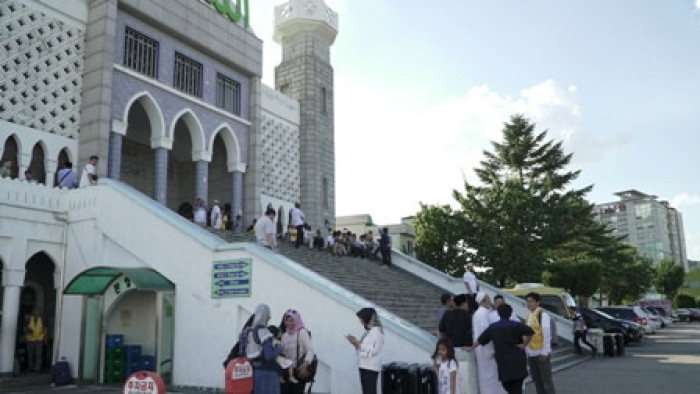 2. Beberapa jamaah sedang berada di Masjid Pusat Kota Seoul.